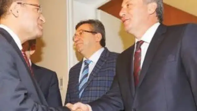 Muhalefet yan çiziyor