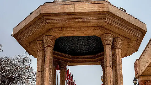 Mevlana'ya gelen bu abideyi de ziyaret ediyor