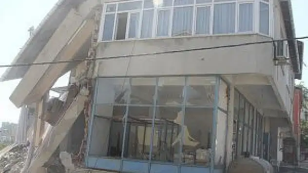 Fatih'te 3 katlı eski bina kısmen çöktü