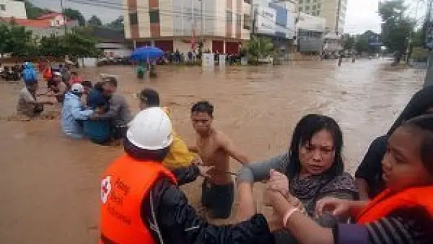 Endonezya'da heyelan ve seller can aldı