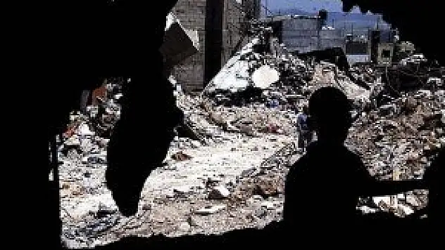 Hayatta kalmak için çocuklarına hayvan yemi yediriyorlar