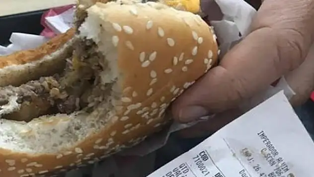 McDonalds'ta skandal! Hamburgerin içinden iğrenç bir şey çıktı