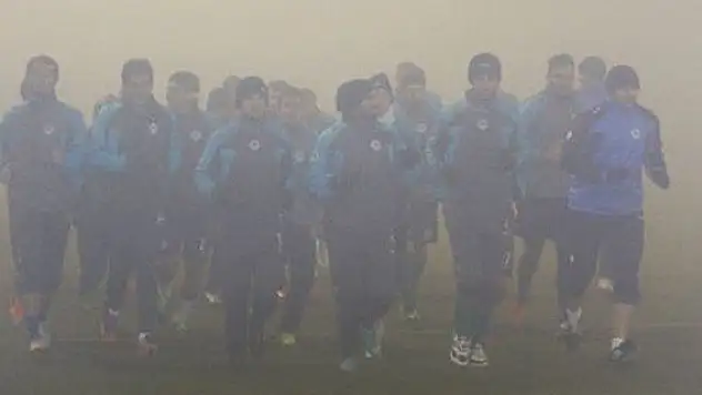 Futbolcular sahada kayboldu