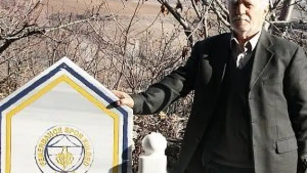 Beşiktaşlı baba oğullarının mezarını Fenerbahçe amblemiyle süsledi