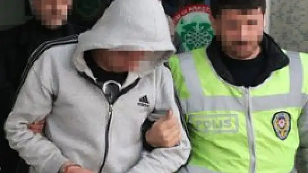 Camide bile hırsızlık yaptı