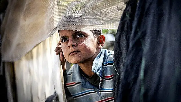 Yermuk'ta anneler çocuklarını çimen suyuyla besliyor