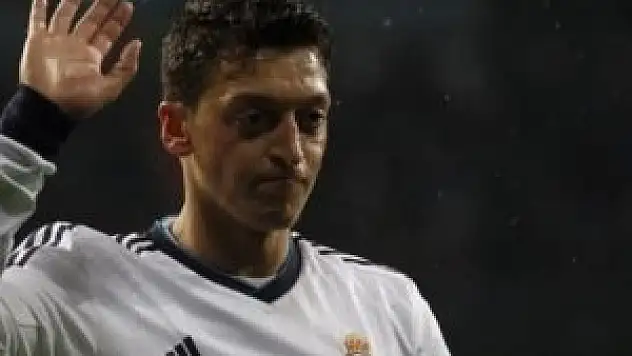 Ünlü futbolcu Mesut Özil'e hırsız şoku