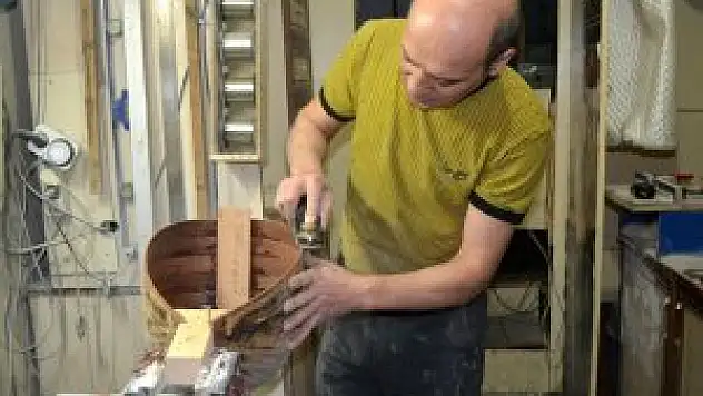 Altın ve ebruyla işlediği sazlar ilgi çekiyor