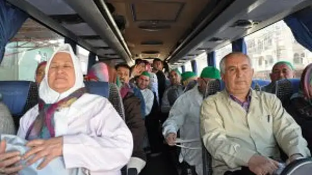 Akşehir'den umreye gidecekler uğurlandı