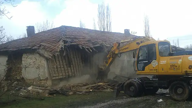 Seydişehir Belediyesi metruk binaların yıkımına devam ediyor