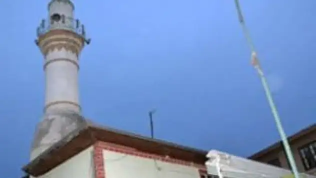 İmam namaz kılarken bıçaklandı