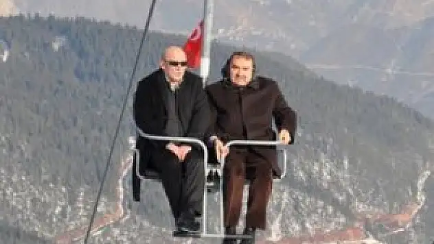 Milletvekili ve belediye başkanı havada asılı kaldılar