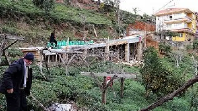 Evine ulaşmak için 68 metrelik köprü yaptı