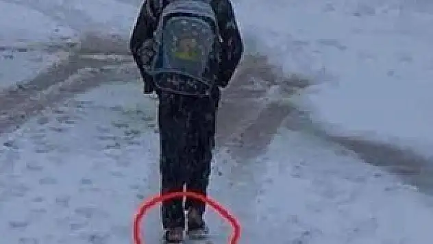 Bizi affet çocuk! Çok şey anlatan kare