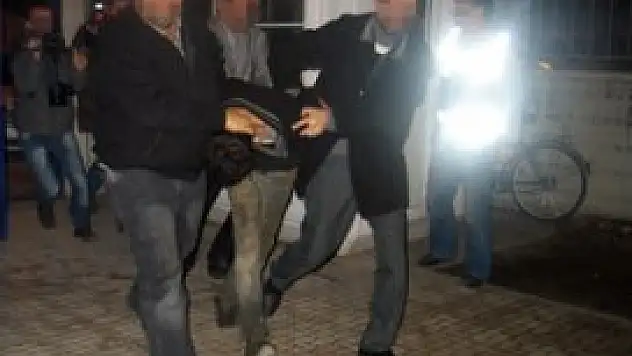 Cezaevi firarisi kaçarken polisi yaraladı