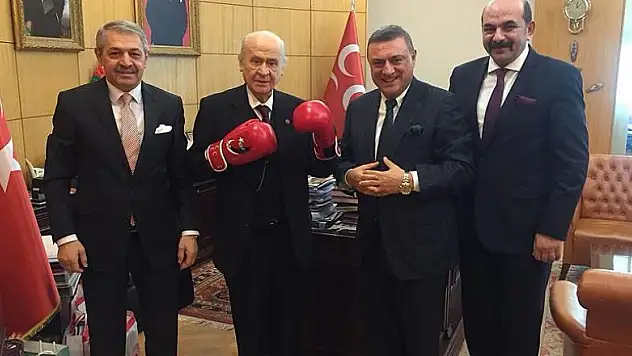 Devlet Bahçeli boks eldivenleri giydi