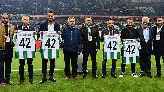 Konyaspor, 4 efsanesini ödüllendirdi