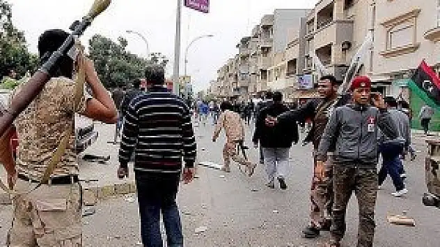 Libya'da Kaddafi yanlıları askeri üssü ele geçirdi