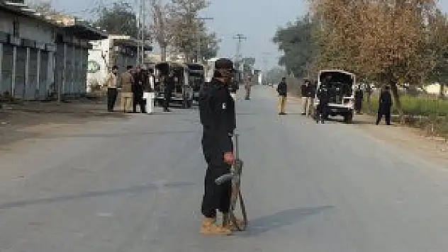 Pakistan'da bombalı saldırı: 6 ölü