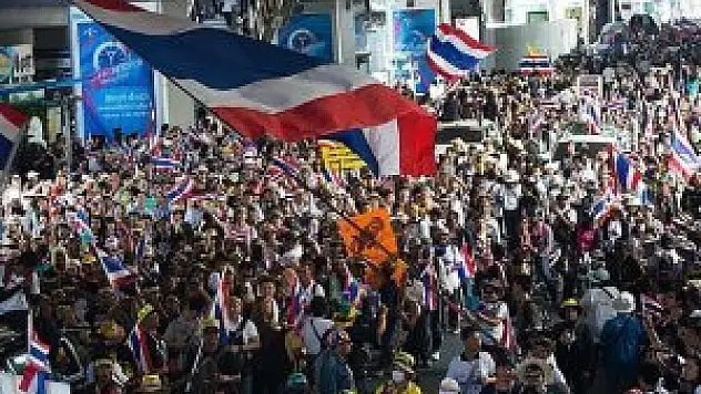 Tayland'da olağanüstü hal yürürlüğe girdi