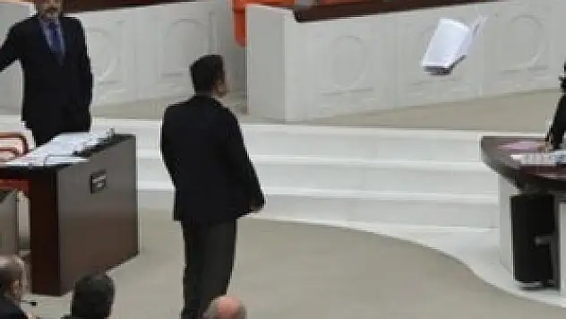 Meclis'te kitapçıklar havada uçuştu