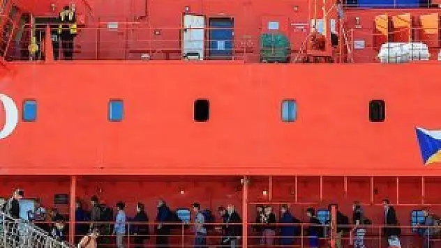 Antarktika'dan kurtarılanlar karaya ayak bastı