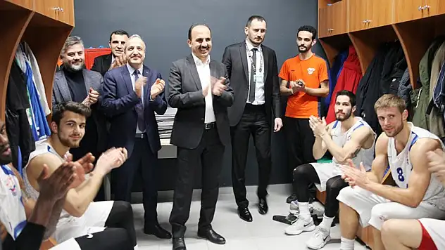 Başkan Altay, soyunma odasına indi!