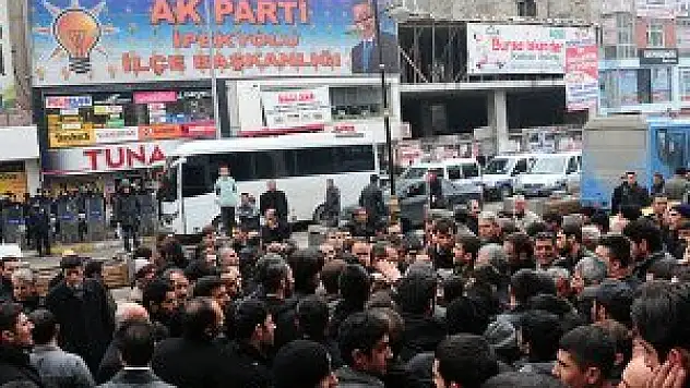 AK Parti'li adaya taşlı saldırı