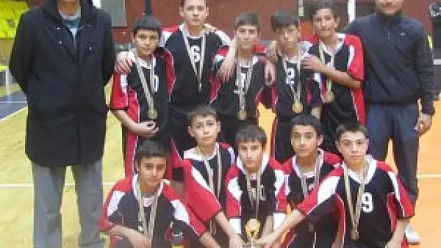 Eşrefoğlu Ortaokulu voleybolda Konya birincisi oldu