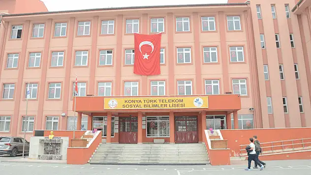Karatay, Afrin harekatına destek için okullara bayrak hediye etti
