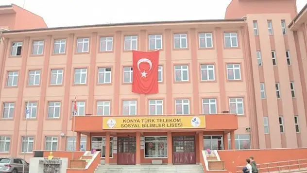 Karatay'daki okullara Türk bayrağı