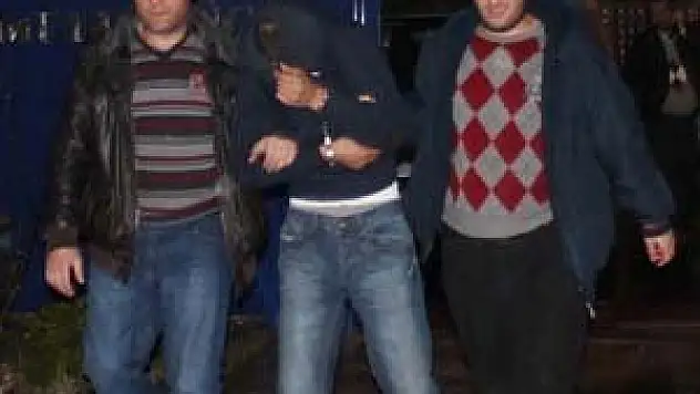 İnşaattan demir çalan hırsızlar yakalandı