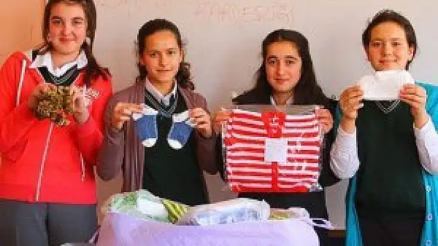 Minik elleriyle Suriyeli çocukları ısıtacaklar