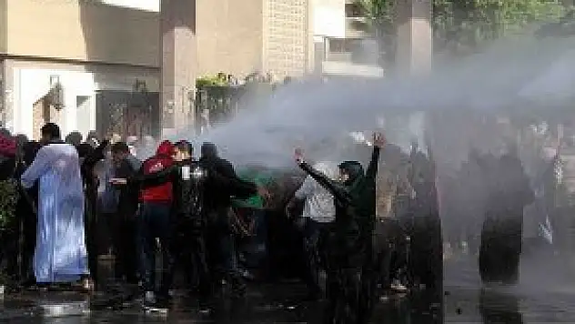 Mısır'da darbe karşıtı öğrenci gösterisine müdahale