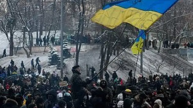 Ukrayna'da göstericiler Bölge Valiliklerine yürüyor