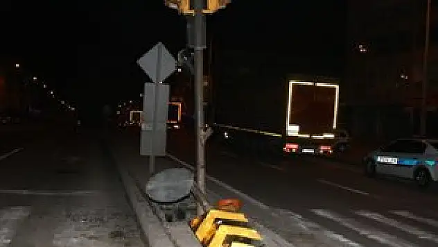 Tır'a ve levhalara çarptı, kaçtı