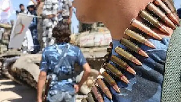 Muhalifler iki cephede savaşıyor