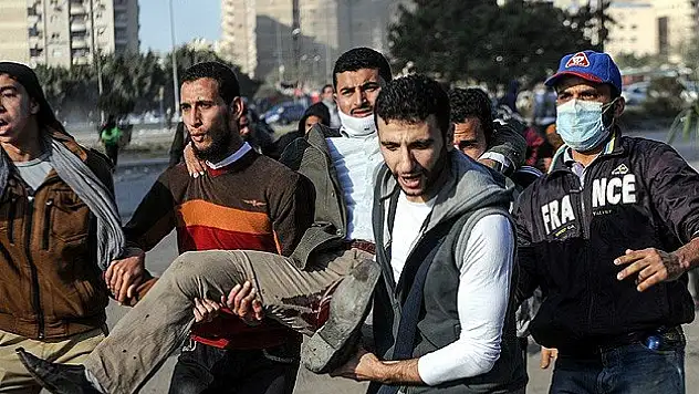 Mısır'da 18 gün sürecek gösterilerde kan aktı