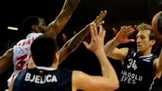 Anadolu Efes son saniyede kazandı