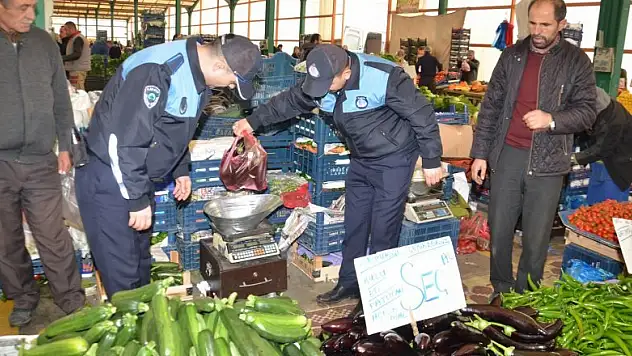Karatay zabıtası pazarları denetledi