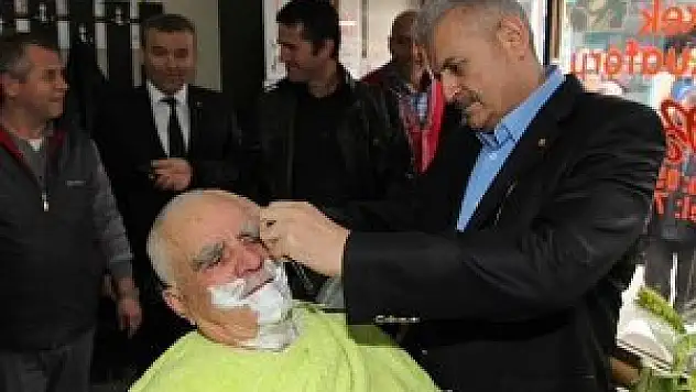 Yıldırım vatandaşı tıraş etti