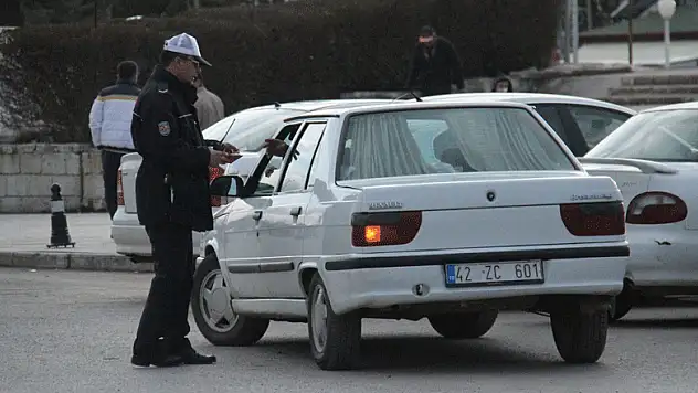 Beyşehir'de kemer takmayan ve cep telefonuyla konuşan sürücülere ceza