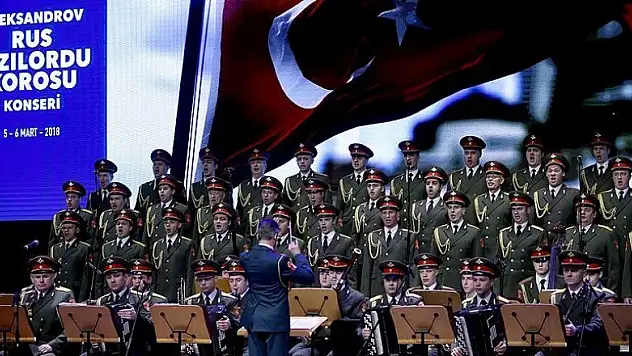 Aleksandrov Rus Kızılordu Korosu İstanbul'da konser verdi
