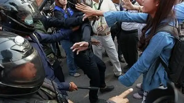 Hükümet karşıtları ile polis arasında çatışma