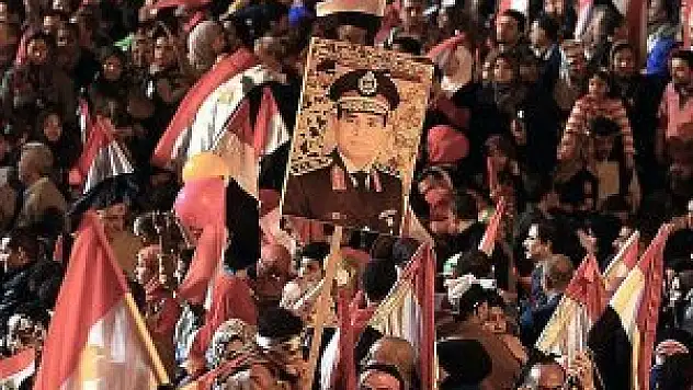 Darbe 'devrim cephesini' böldü