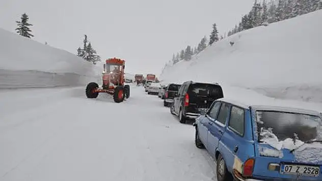 Konya - Antalya karayolu, yoğun kar yağışı nedeniyle ulaşıma kapandı