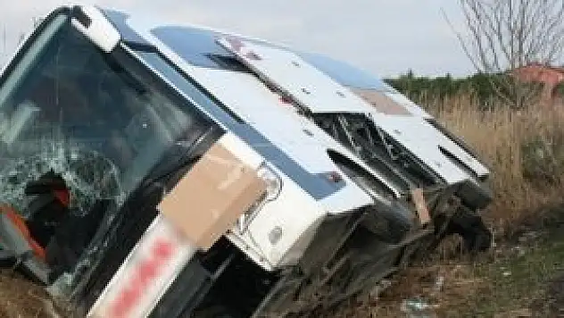 Edirne'de yolcu otobüsü devrildi