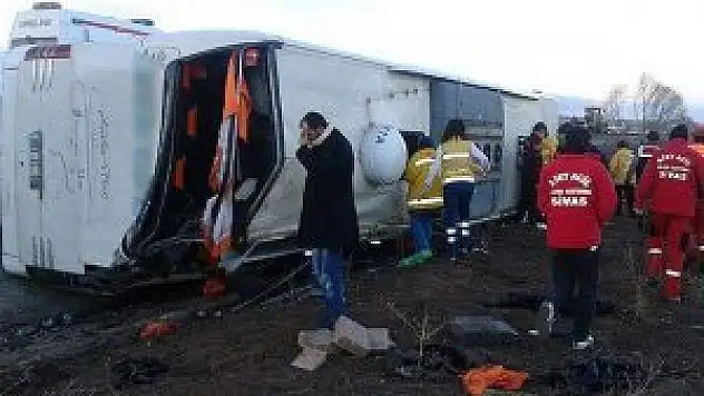 Sivas'ta yolcu otobüsü şarampole devrildi: 9 ölü