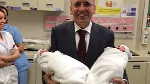 Şimşek ikiz babası oldu