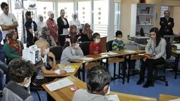 Çocuk hastalar masallarla hastalığını unutuyor